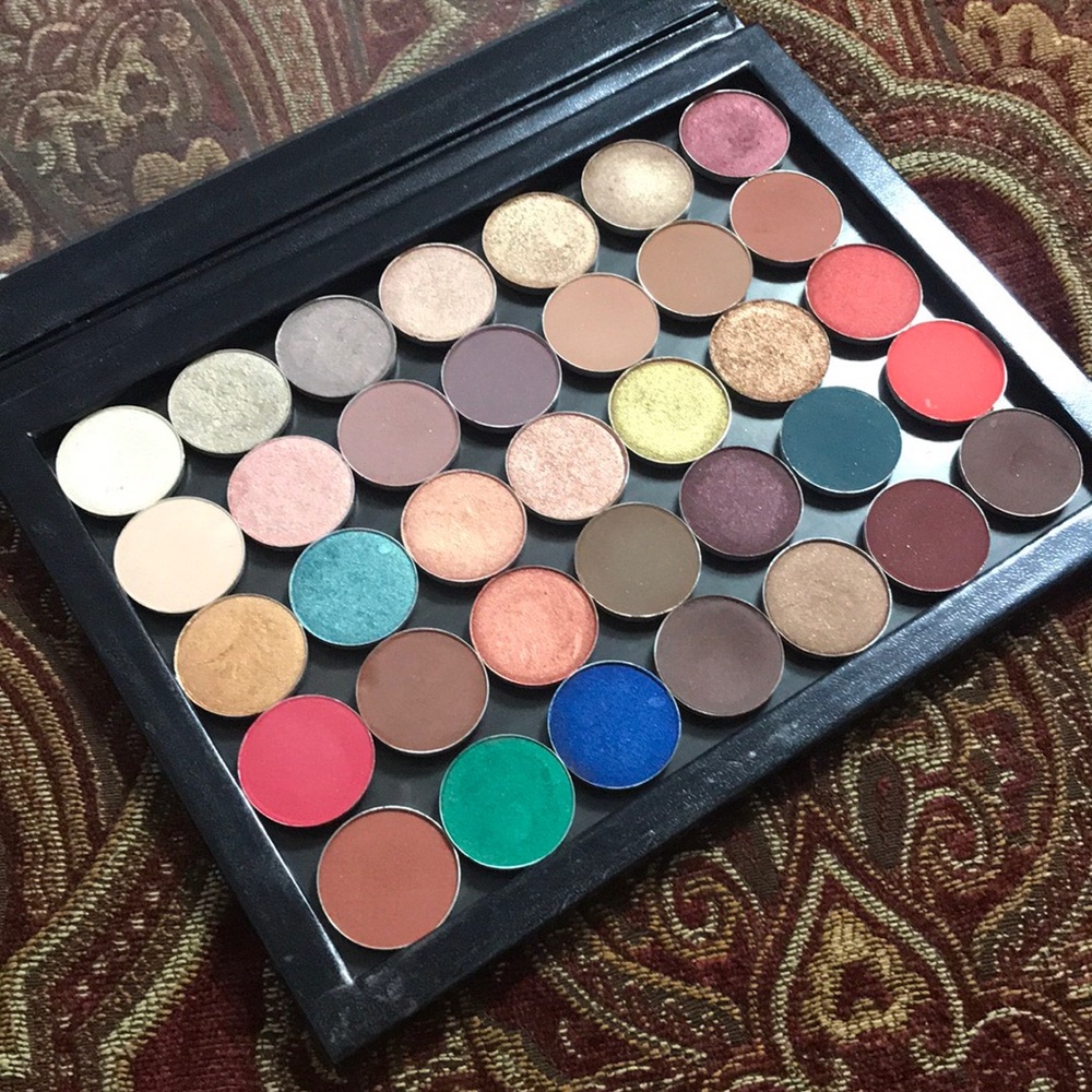 Like new!! Mac Cosmetics eyeshadows + Z palette